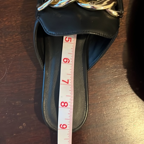 Madden Girl Women's Squireee Mule Slip-On Flats, Chunky Gold Chain, Black size 6 - Picture 9 of 12